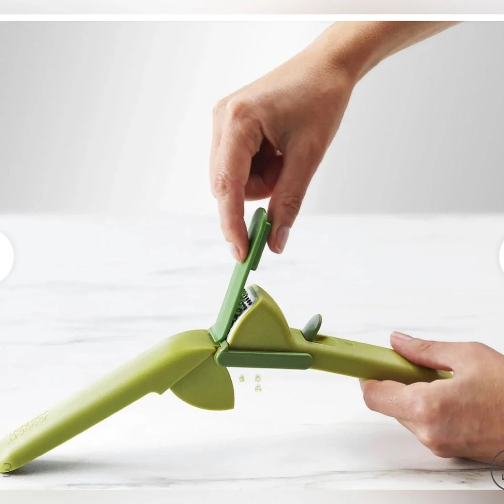 Joseph Joseph CleanForce™‎ green Garlic Press with cleaning tool new